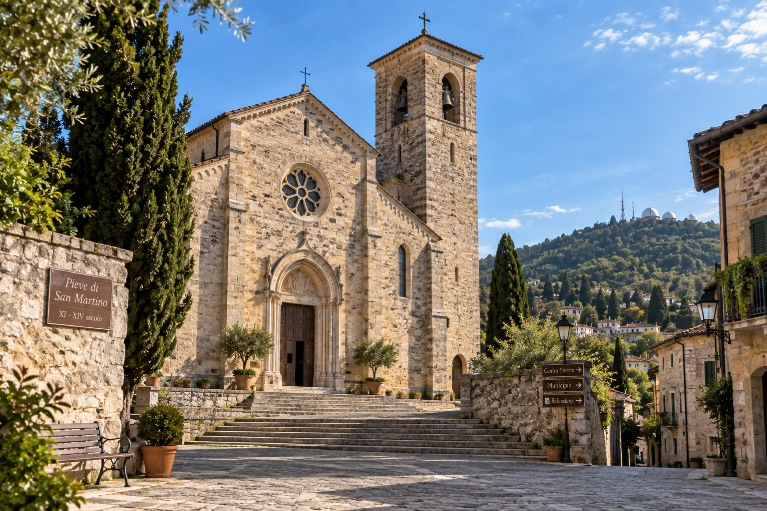 La facciata in pietra e il campanile della Pieve di San Martino in una giornata di sole